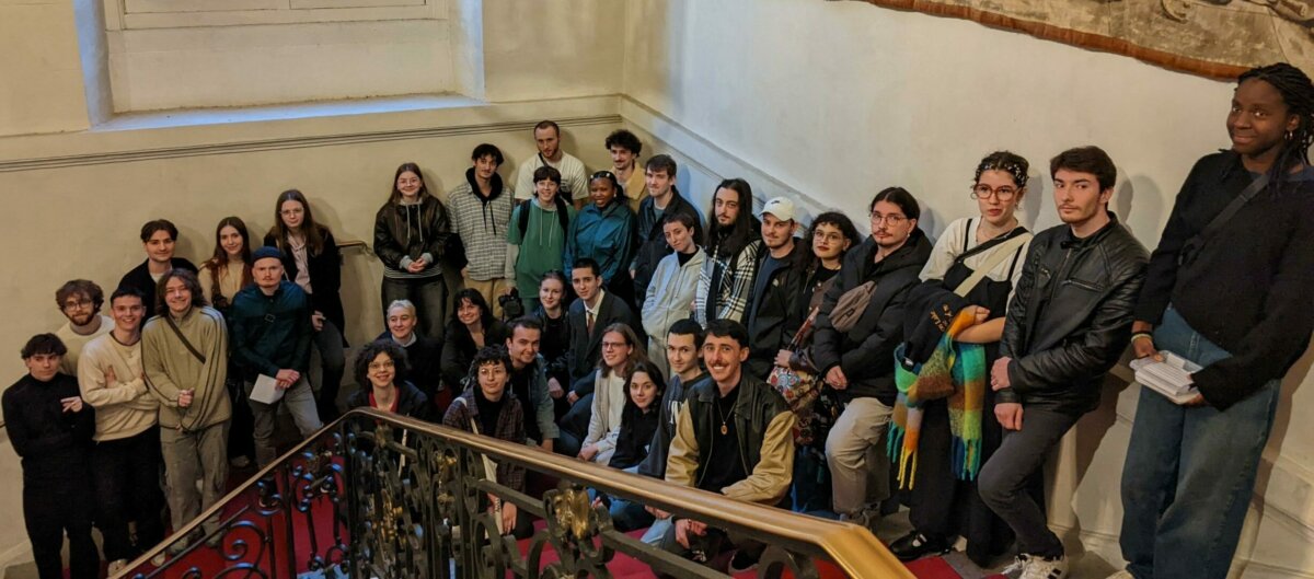 Une trentaine de jeunes (les bénéficiaires de la bourse à projets du FRIJ), posant sur des escaliers.