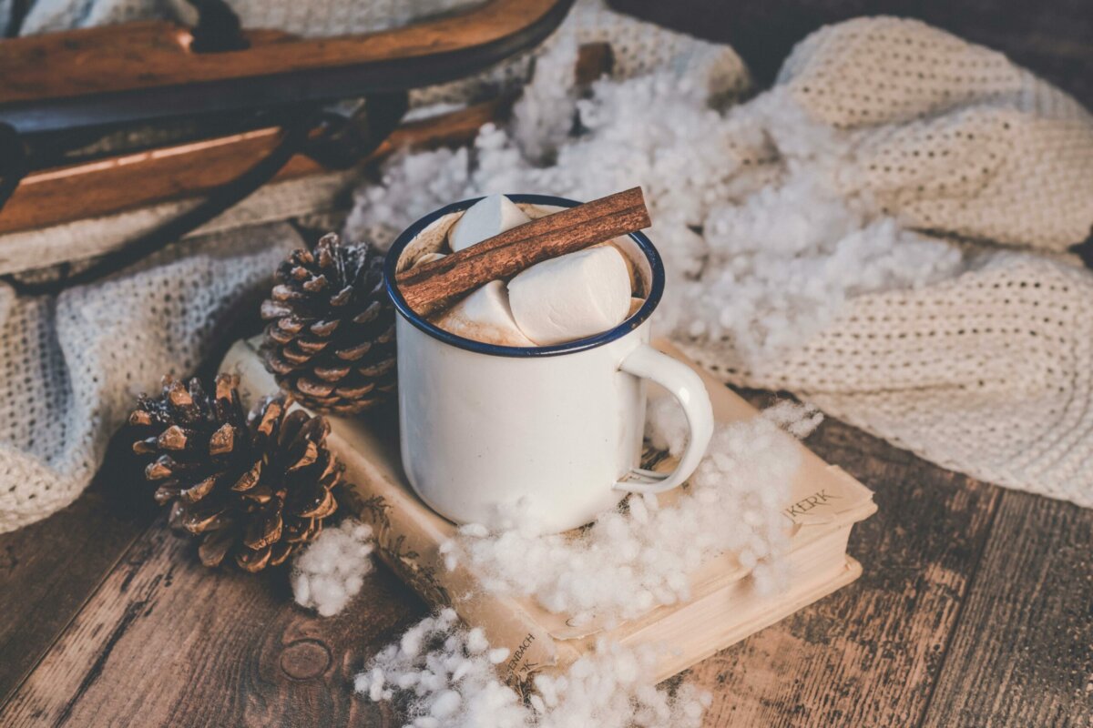 Photo d'un chocolat chaud entouré de neige et de pommes de pains