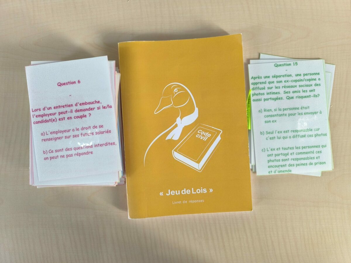 Photographie des cartes du Jeu de Lois et du livret de réponses